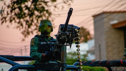 Un elemento del Ejército mexicano durante un operativo en contra de 'Los Chapitos', en febrero pasado en Culiacán, Sinaloa.