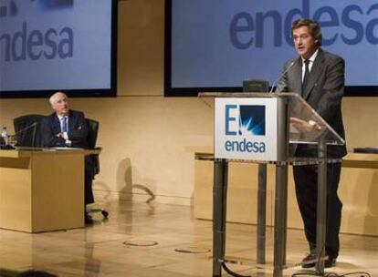 Rafael Miranda (sentado) observa a José Manuel Entrecanales en al acto de toma de control de Endesa por Enel y Acciona.