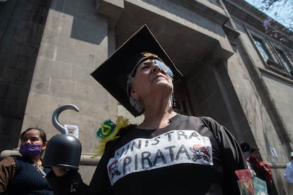 En una manifestación obradorista distinta, el 17 de marzo, también frente a la Suprema Corte, una mujer lleva un disfraz a forma de crítica contra la ministra presidenta.