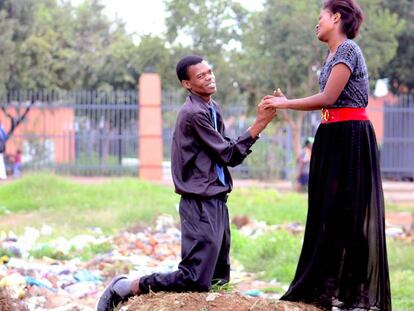 Actuación realizada por artistas para concienciar a la población sobre el cuidado del medio ambiente, en la barriada de Sharpeville, en Sudáfrica.