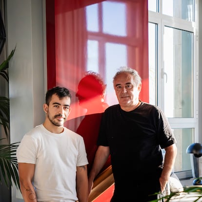 20/10/2023 - Encuentro / Conversación entre los chefs Ferran Adriá y Carlos Casillas en el mercado de La Boquería, en Barcelona - ©Vicens Giménez    ----PIEFOTO----  Ferran Adrià y Carlos Casillas, retratados en el hotel Le Méridien Barcelona, donde transcurrió la charla.