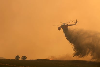 Un helicóptero lanza agua para extinguir el incendio de Alejandrópolis (Grecia), el 21 de agosto.