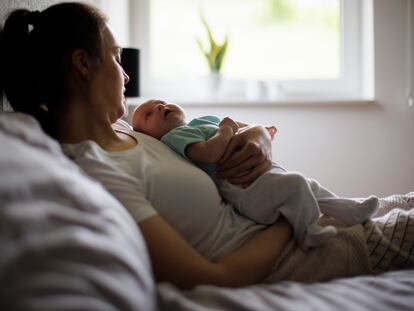 Una madre con depresión o ansiedad está menos disponible para poder sintonizar con las necesidades del bebé.