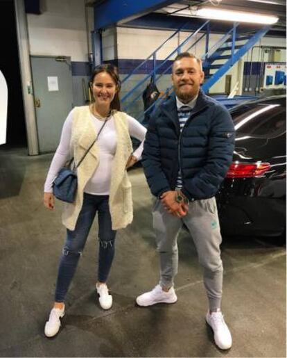 McGregor con su mujer y representate, Dee Devlin, que exhibe embarazo.