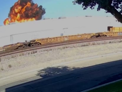 Dos muertos y 20 heridos al chocar una avioneta contra un almacén en California