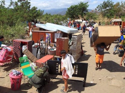 Centenas de venezuelanos atravessam a fronteira de Táchira a Cúcuta.