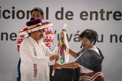 El bastón de mando es un objeto ceremonial utilizado en algunas comunidades indígenas para representar autoridad política y espiritual, además de compromiso con la comunidad.