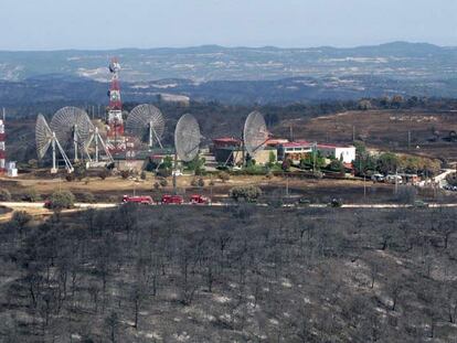 Vista aérea del centro de transmisiones militares de la zona asolada por el incendio forestal que ha arrasado unas 2.200 hectáreas de pinar y monte bajo en Zuera, Zaragoza.