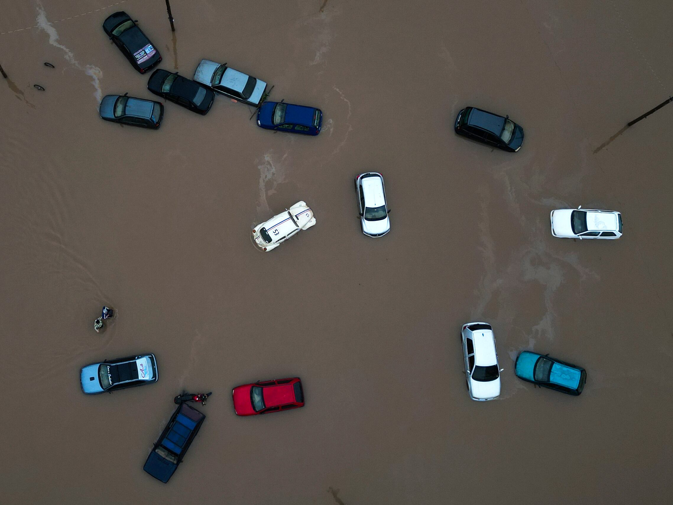Manchas de aceite e hidrocarburos se desprenden de vehículos afectados por las inundaciones en Eldorado do Sul.