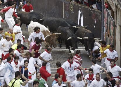  Mozos corren ante toros de la ganadería de Dolores Aguirre Ybarra, durante el segundo encierro de los Sanfermines 2014 por las calles de Pamplona.