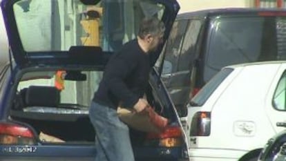 This man said he couldn't continue working in his job as a messenger after injuring his arm in an accident. The insurance company managed to catch him on film carrying bags of cement.