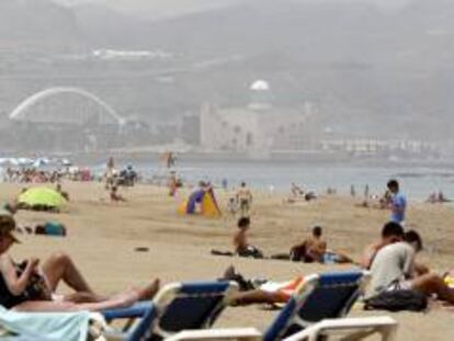 Numerosas personas disfrutan de una jornada en la playa de Las Canteras, en Las Palmas de Gran Canaria. EFE/Archivo