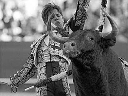 El Juli torea en la plaza de la Maestranza, en 1999.