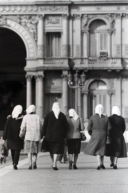 'Madres frente a la Casa Rosada, entrega de pliego petitorio', Argentina, ca. 1982, de Omar Torres. Fondo del Consejo Mexicano de Fotografía.