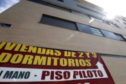 Cartel de venta de viviendas en un edificio de Valdebebas, Madrid. EFE/Archivo