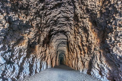 Un túnel se adentra en las tripas de la montaña en la Foz de Lumbier.