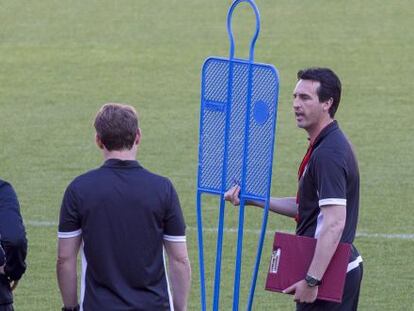 Emery, en un entrenamiento del Sevilla con sus ayudantes.