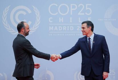 El presidente del Gobierno en funciones, Pedro Sánchez, da la bienvenida al primer ministro francés, Edouard Philippe.