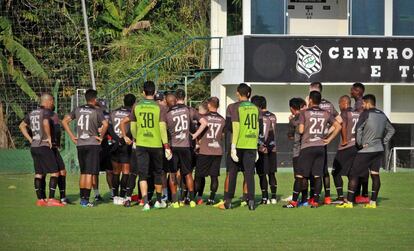 Jogadores do Figueirense ficaram sem treinar em protesto contra salários atrasados.