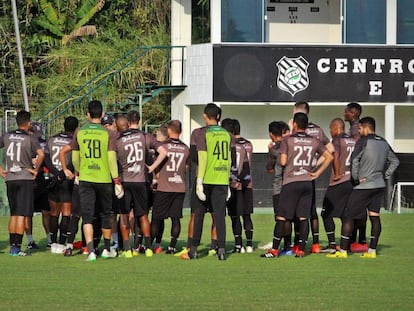 Jogadores do Figueirense ficaram sem treinar em protesto contra salários atrasados.