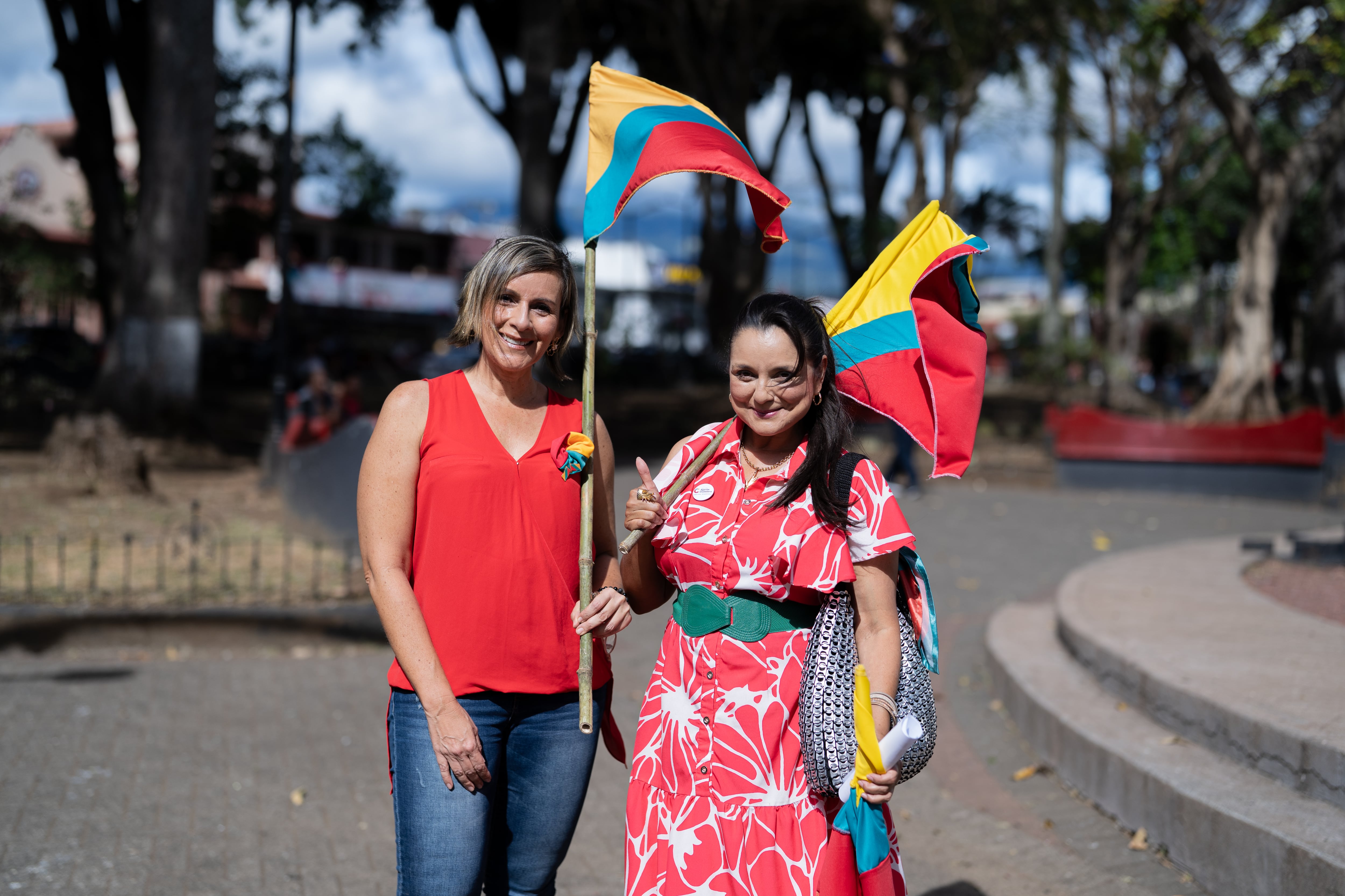 Karla Cháves y Alejandra Portillo en el parque central de Alajuela, este sábado.