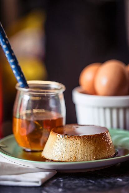 <p> <b>Ingredientes</b></p><p> Para unos 8 flanes: 200 gramos de leche condensada, 250 gramos de queso cremoso de untar, 250 mililitros de leche, 6 vainas de cardamomo, 1 rama de canela, 8 cucharadas de miel de Granada, 3 cucharadas de azúcar, 4 huevos, nata o fruta fresca para acompañar (opcional). </p><p> <b> Preparación</b></p><p> 1. Calentar la leche en un cazo y añadir la canela y las vainas de cardamomo previamente aplastadas. Dejar en infusión una media hora y retirar las especias. 2. Hacer un almíbar tostado con 3 cucharadas de miel, 3 de azúcar y un poco de agua, y caramelizar la base de las flaneras. 3. Batir bien los huevos y mezclarlos con el queso. 4. Sin parar de batir, añadir la leche condensada, la miel y la leche. 5. Cuando esté bien integrado, pasar el resultado a las flaneras. Cocer al baño María en el horno a 165 grados durante unos 30 minutos o hasta que comprobemos que ha cuajado. 6. Deja enfriar antes de desmoldar. Tomar tal cual o acompañado de nata batida o fruta.</p>