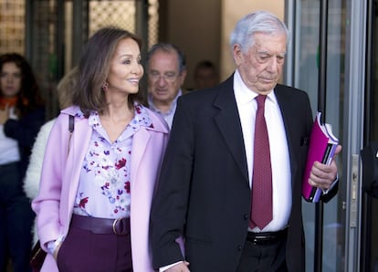 Isabel Preysler y Mario Vargas Llosa, en la feria de arte Arco.