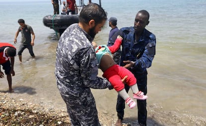  Los restos mortales de tres bebes son rescatados del naufragio.