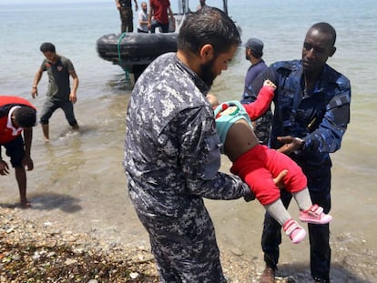  Los restos mortales de tres bebes son rescatados del naufragio.