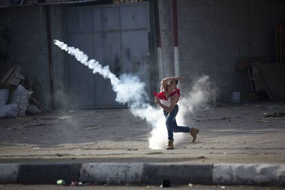Un palestino se enfrenta con las tropas israelíes, en la ciudad cisjordana de Nablus.