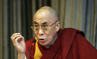 Además el Dalai Lama ha reconocido que "los descubrimientos científicos van en contra de algunos textos de la literatura budista" y que, si las constataciones de la ciencia son "innegables" y contradicen la palabra de Buda, el practicante del budismo "tiene la libertad de cambiar de postura, descartar su palabra o reinterpretarla". "Ciertas tradiciones budistas no pueden tomarse de manera literal", ha apuntado.