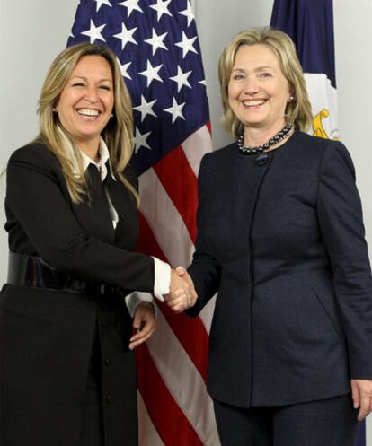 Trinidad Jiménez y Hillary Clinton, ayer en Lisboa.