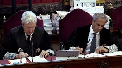 The prosecutors Javier Moreno (r) and Fidel Cadena at the trial inside the Supreme Court.