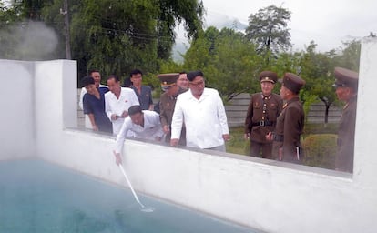 Kim Jong-Un durante una visita a un área de aguas termales en el condado de Yangdok (Corea del Norte).