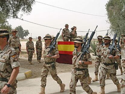 Soldados españoles desfilan ante el general Fulgencio Coll, ayer en el cuartel general de Diwaniya.