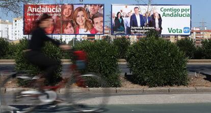 Carteles del PSOE y el PP, en una calle de Sevilla.