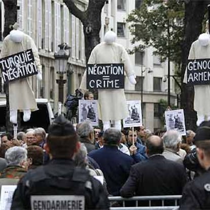 Manifestación de la comunidad armenia en Francia, ayer junto a la Asamblea Nacional en París.