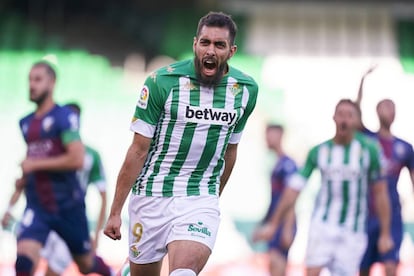 El delantero del Real Betis, Borja Iglesias, tiene una amistad fuera del terreno de juego con uno de los referentes españoles de la música urbana, el rapero Kase.O.