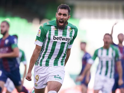 El delantero del Real Betis, Borja Iglesias, tiene una amistad fuera del terreno de juego con uno de los referentes españoles de la música urbana, el rapero Kase.O.