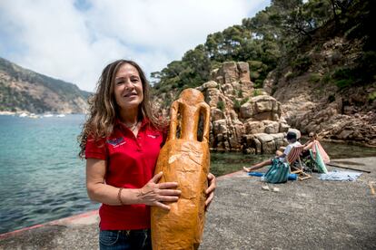 Ana Mata, dueña del centro de buceo Begur Dive, organiza el evento sociocultural Aiguablava Romana. Esta soriana posa con una réplica en papel de las ánforas que se encontraron en el fondo de esta playa.