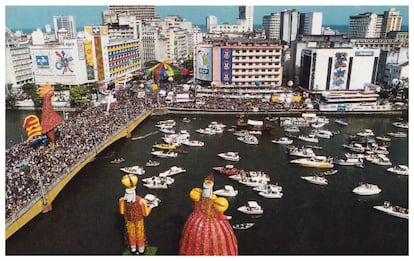 Em 1994, o 'Guiness Book' reconheceu o Galo da Madrugada como o maior bloco de carnaval do planeta, quando 1,5 milhão de foliões desfilaram pelas ruas. No ano seguinte, para comemorar, a Prefeitura de Recife colocou um gigantesco galo sobre as águas do rio Capibaribe. Em 1996, a apoteose ganhou camarotes, um casal de Rei e Rainha do Maracatu sobre o Rio Capibaribe e um galo gigantesco montado na Ponte Duarte Coelho, onde é colocado até hoje, todos os anos.