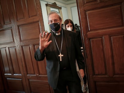 El arzobispo de Pamplona y obispo de Tudela, Francisco Pérez, en una comparecencia en junio de 2021 en la que pidió "perdón" a las víctimas de abusos sexuales hace 50 años en un colegio de Estella (Navarra).