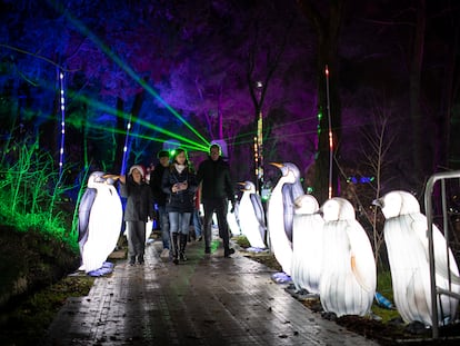 Visitantes en el día de la inauguración de Árticus, el nuevo parque de atracciones en la Casa de Campo, este viernes.