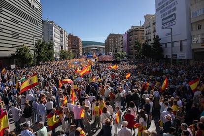 Miles de personas durante el acto organizado por el Partido Popular, en la plaza Salvador Dalí de Madrid. 