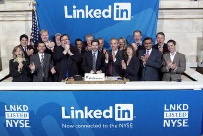 Directivos de LinkedIn celebran la salida a Bolsa de la empresa, el pasado jueves en Nueva York.