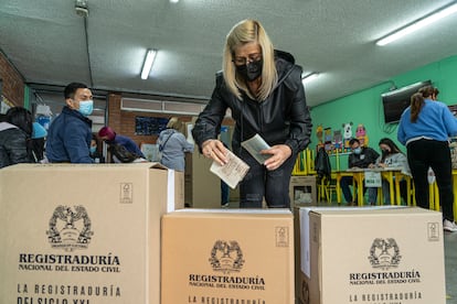 Una persona vota durante las elecciones legislativas en Bogotá Colombia, el 13 de marzo de 2022.