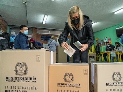 Una persona vota durante las elecciones legislativas en Bogotá Colombia, el 13 de marzo de 2022.