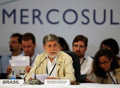 El ministro de Exteriores de Brasil, Celso Amorim, durante la sesión inaugural del consejo de Mercosur, en Sauípe.
Evo Morales y Lula, en mayo.