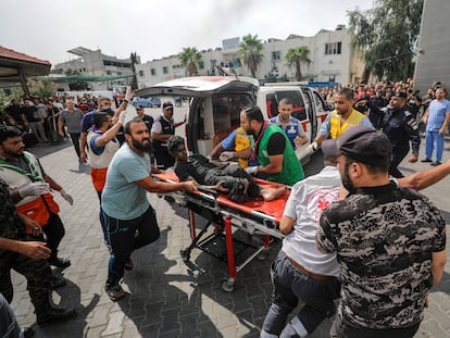 Un grupo de paramédicos auxilia a los heridos tras un bombardeo israelí en Gaza, este lunes.