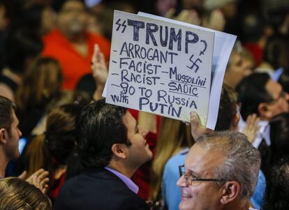 Seguidores del senador republicano Marco Rubio sostiene un cartel en contra de Donald Trump.